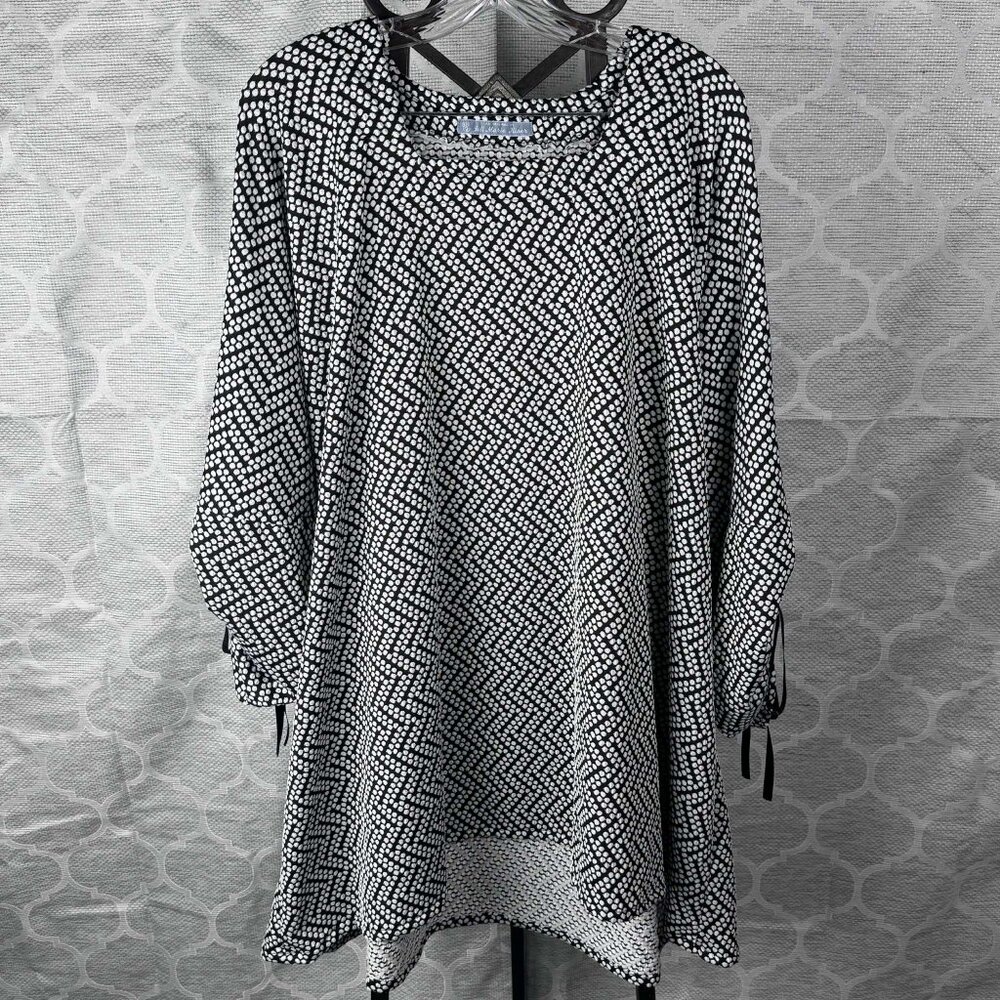 Black and White Women's Tunic Top
